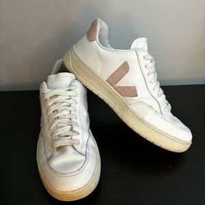 Veja V12. Mixed Leather. Pink and White Court Sneakers. US 8. Used